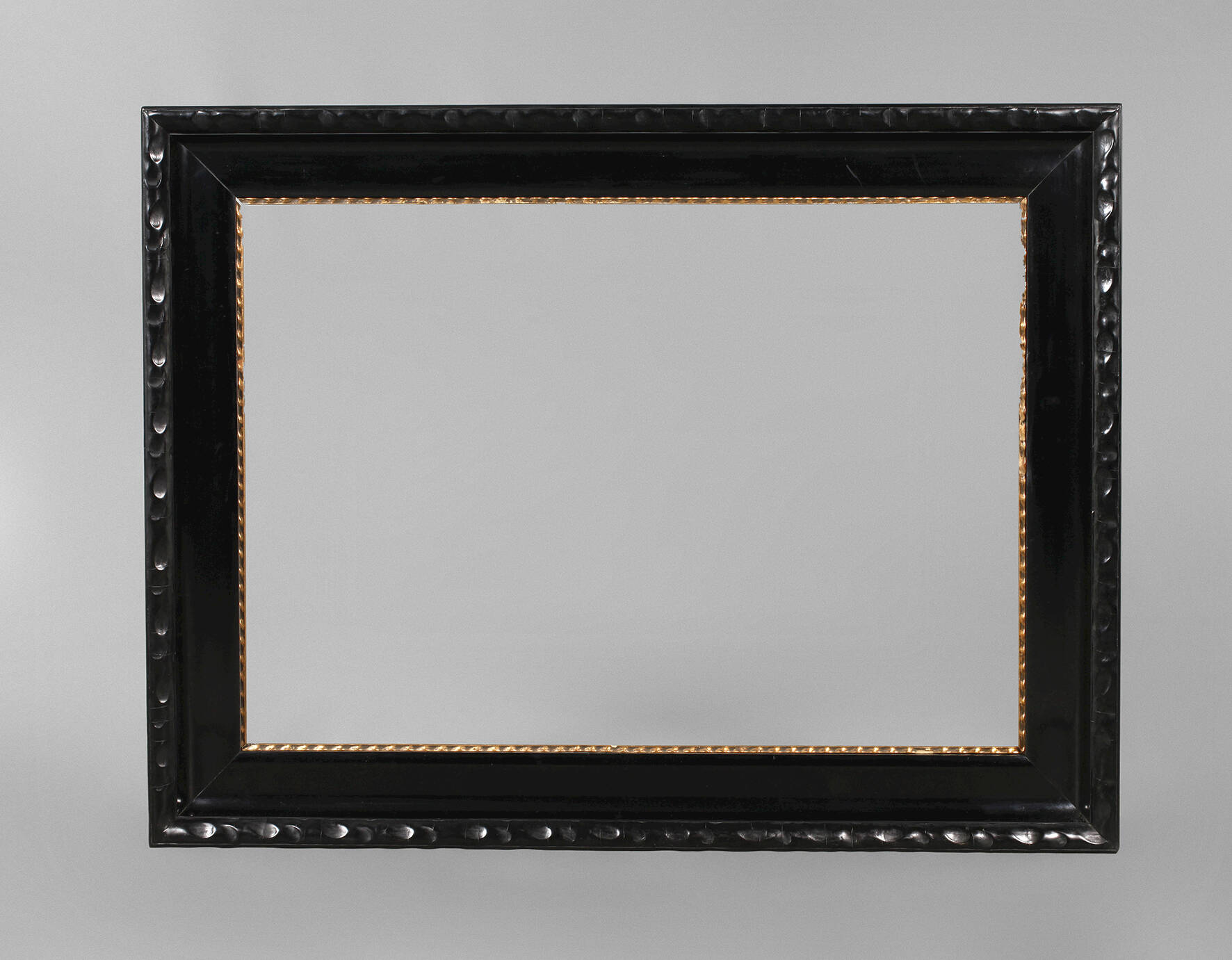 Große schwarze Lackleiste