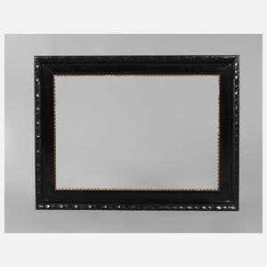 Große schwarze Lackleiste