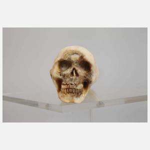 Beinschnitzerei mit Vanitas-Motiv