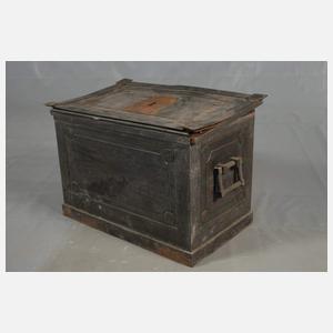 Kleine Eisentruhe