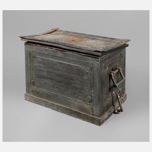 Kleine Eisentruhe