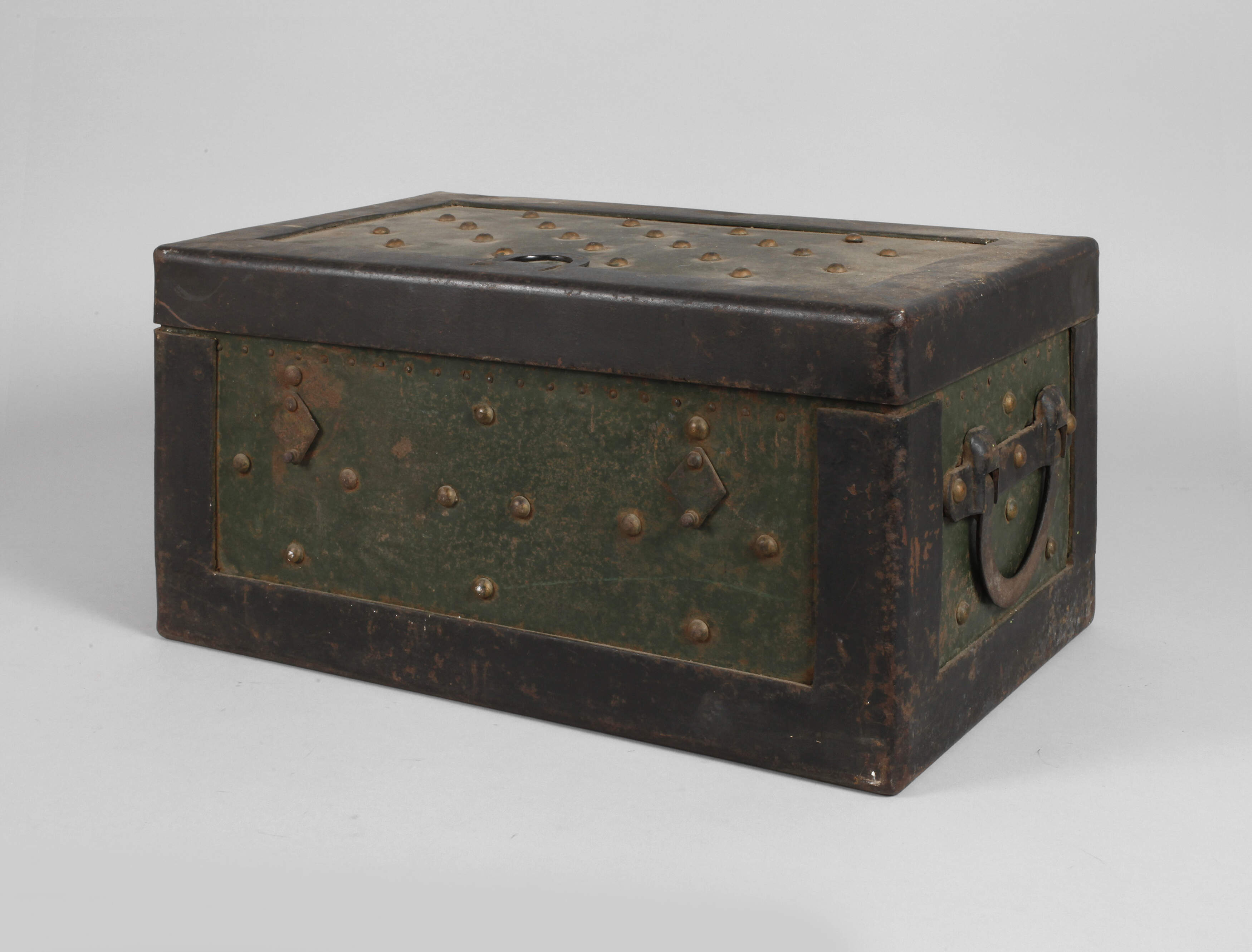 Kleine Eisentruhe