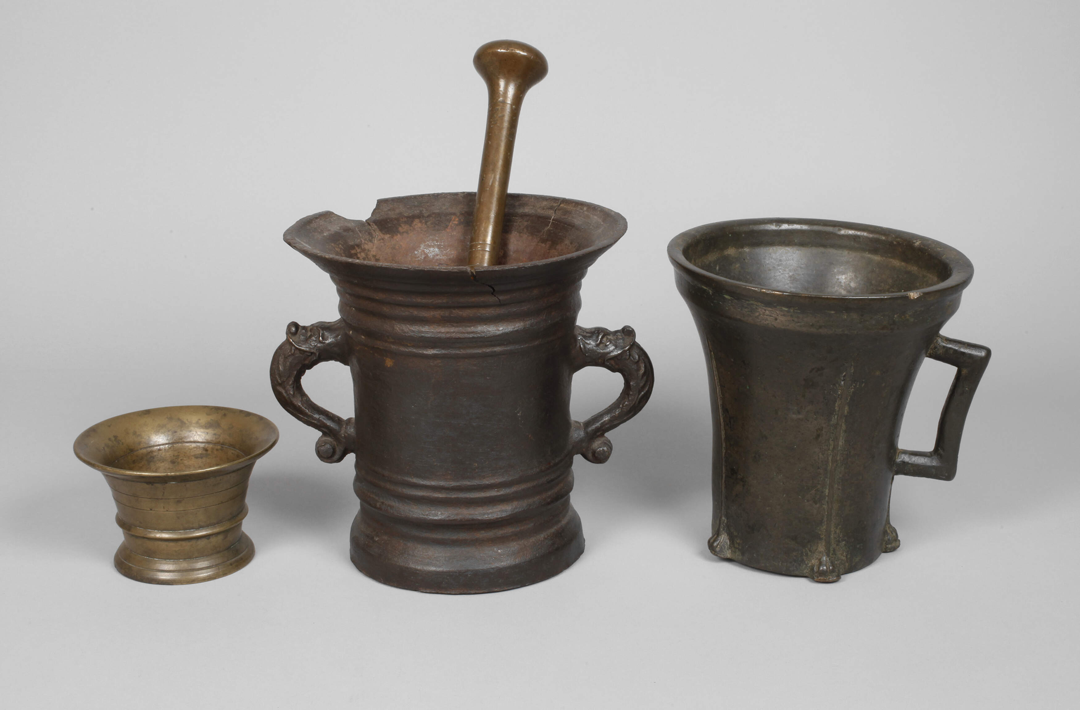 Drei historische Mörser