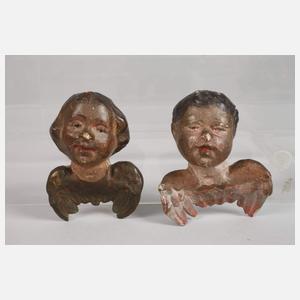 Vier geschnitzte Engelsköpfe