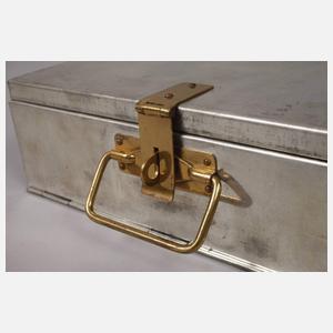 Sieben Metallkassetten