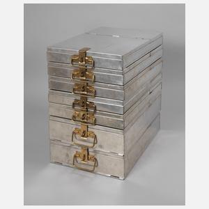 Sieben Metallkassetten