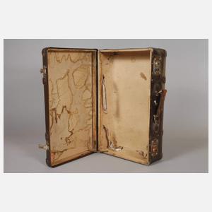 Zwei historische Koffer