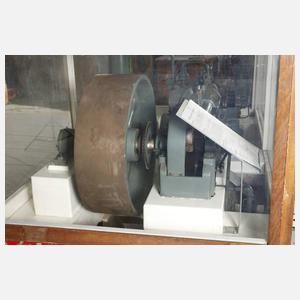 Großes Schnittmodell von einem Kolbenverdichter