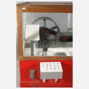 Großes Schnittmodell von einem Kolbenverdichter