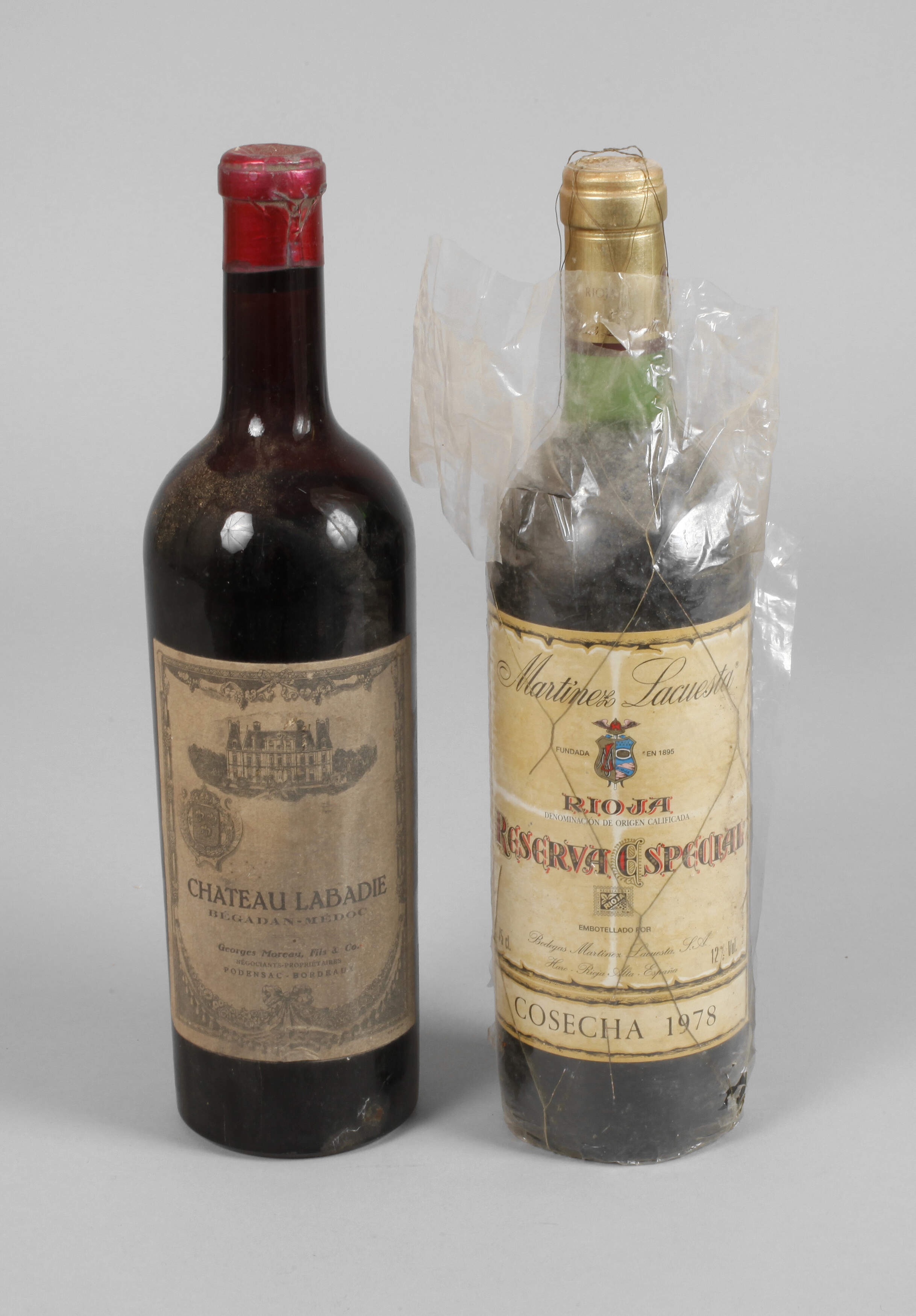 Zwei Flaschen Rotwein