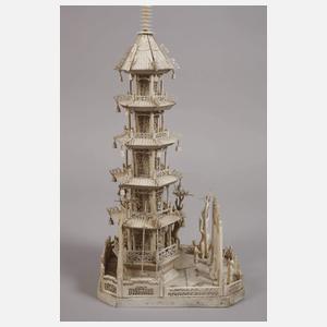 Große Beinschnitzerei