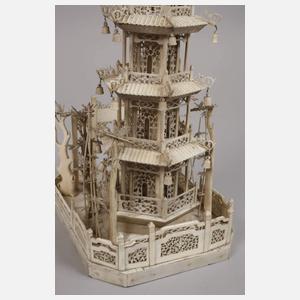 Große Beinschnitzerei