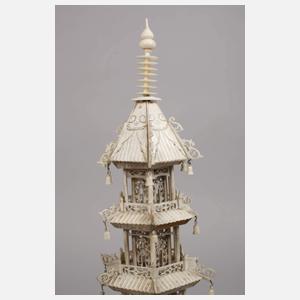 Große Beinschnitzerei