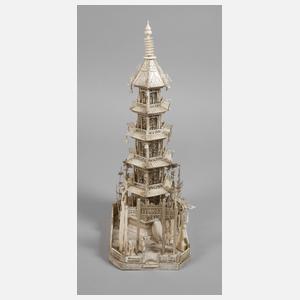 Große Beinschnitzerei