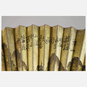 Zwei Fächer und Hornschnitzerei