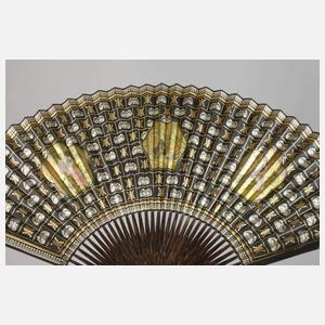 Zwei Fächer und Hornschnitzerei