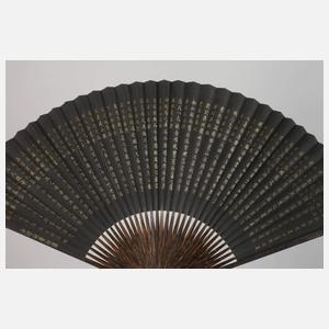 Zwei Fächer und Hornschnitzerei