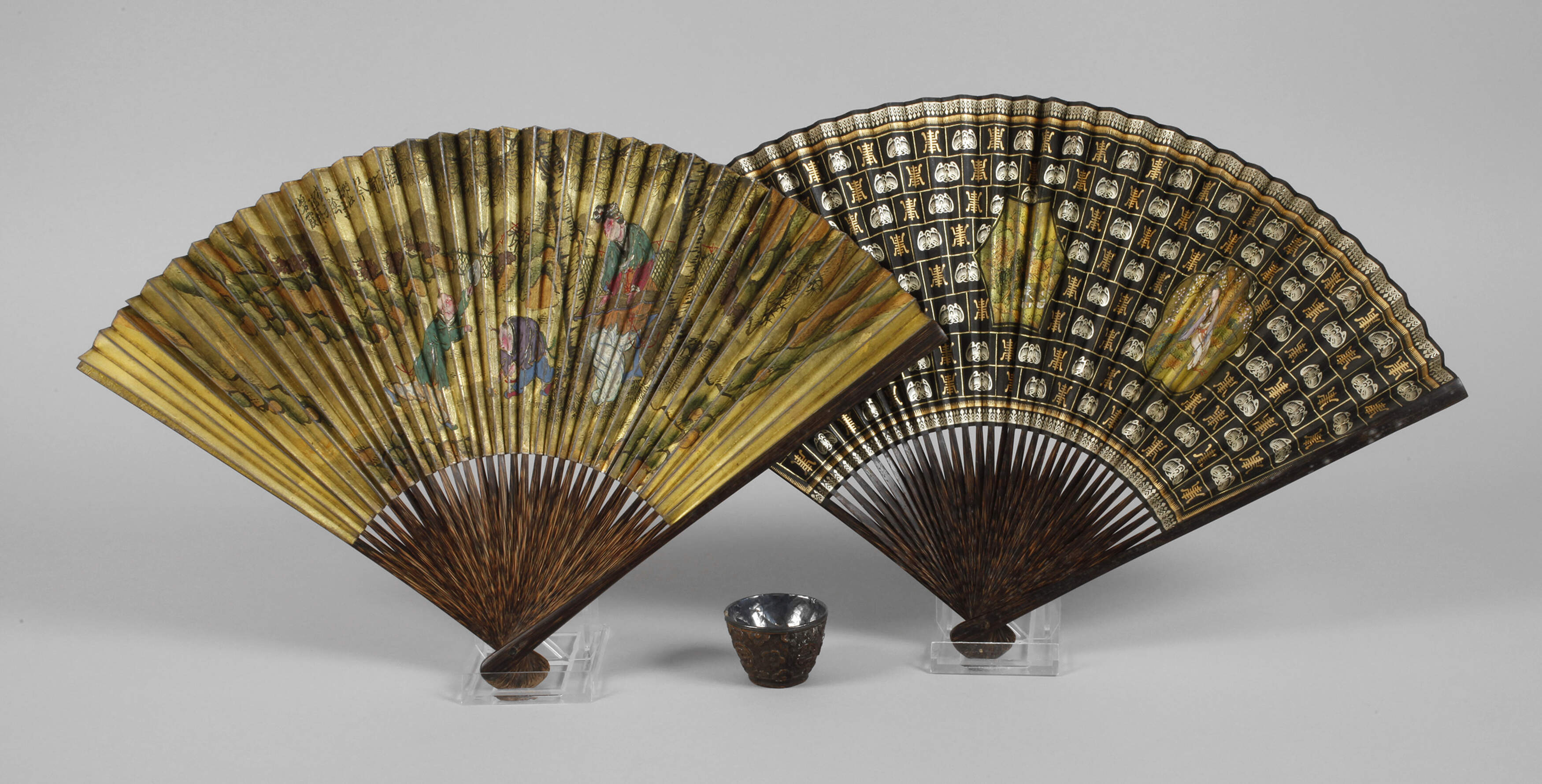 Zwei Fächer und Hornschnitzerei