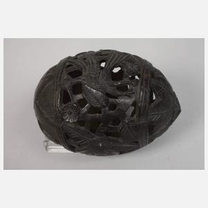 Zwei geschnitzte Kokosnüsse