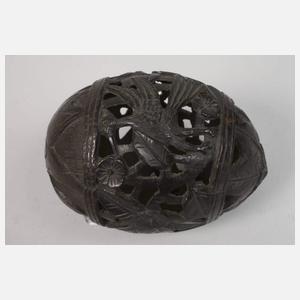 Zwei geschnitzte Kokosnüsse