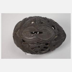 Zwei geschnitzte Kokosnüsse