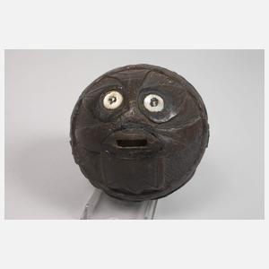 Zwei geschnitzte Kokosnüsse