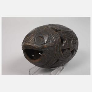 Zwei geschnitzte Kokosnüsse