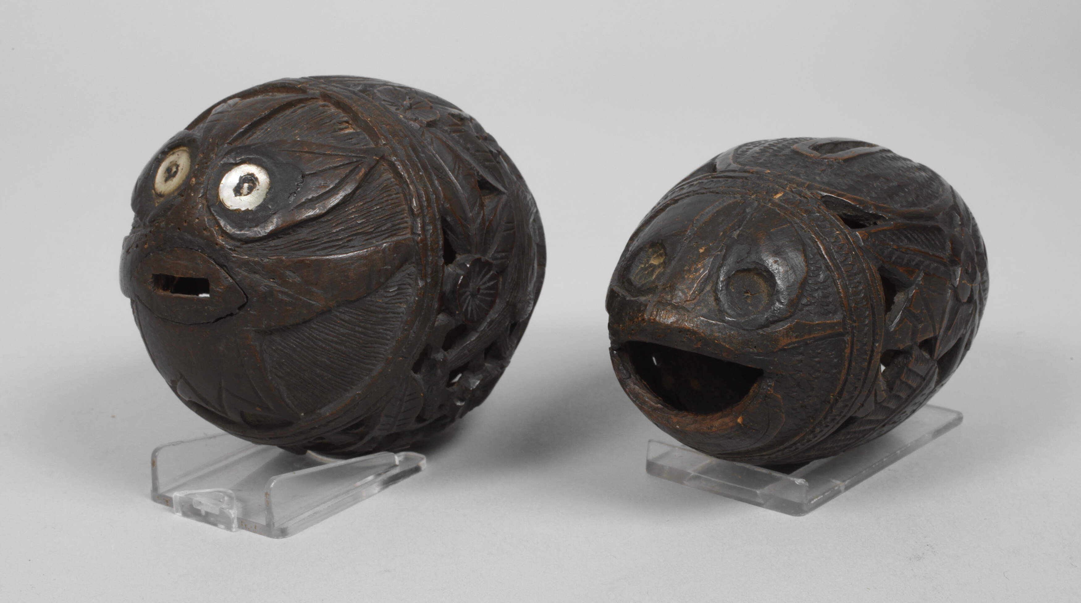 Zwei geschnitzte Kokosnüsse