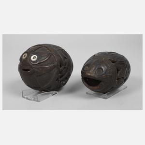 Zwei geschnitzte Kokosnüsse