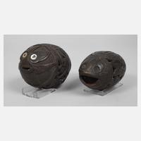 Zwei geschnitzte Kokosnüsse111