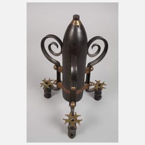 Zwei Kerzenleuchter aus Bajonetten