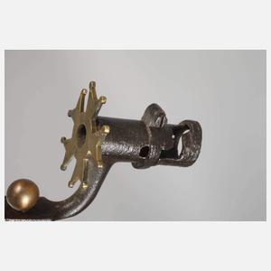 Zwei Kerzenleuchter aus Bajonetten