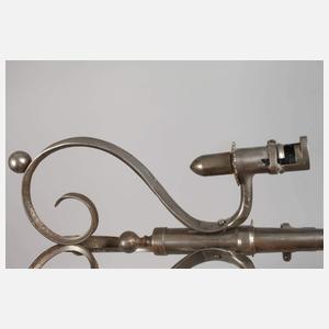 Zwei Kerzenleuchter aus Bajonetten