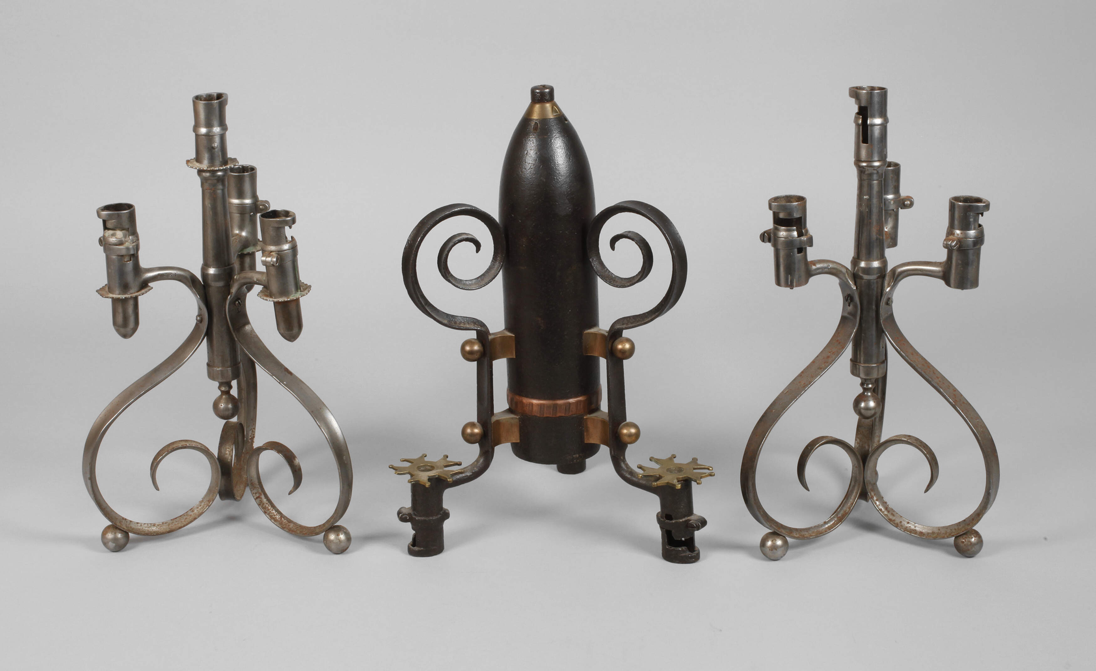 Zwei Kerzenleuchter aus Bajonetten