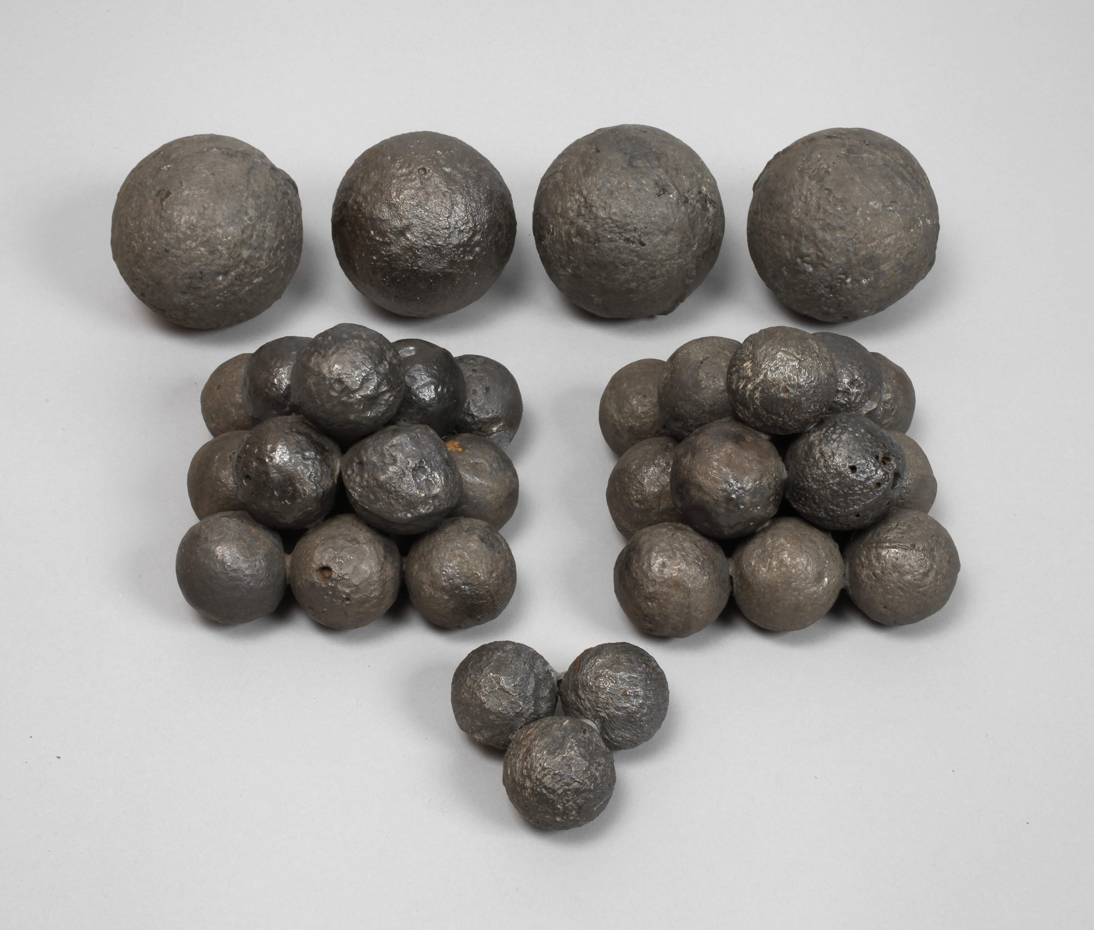 Konvolut Kanonenkugeln und Granaten