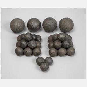 Konvolut Kanonenkugeln und Granaten