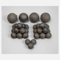 Konvolut Kanonenkugeln und Granaten111