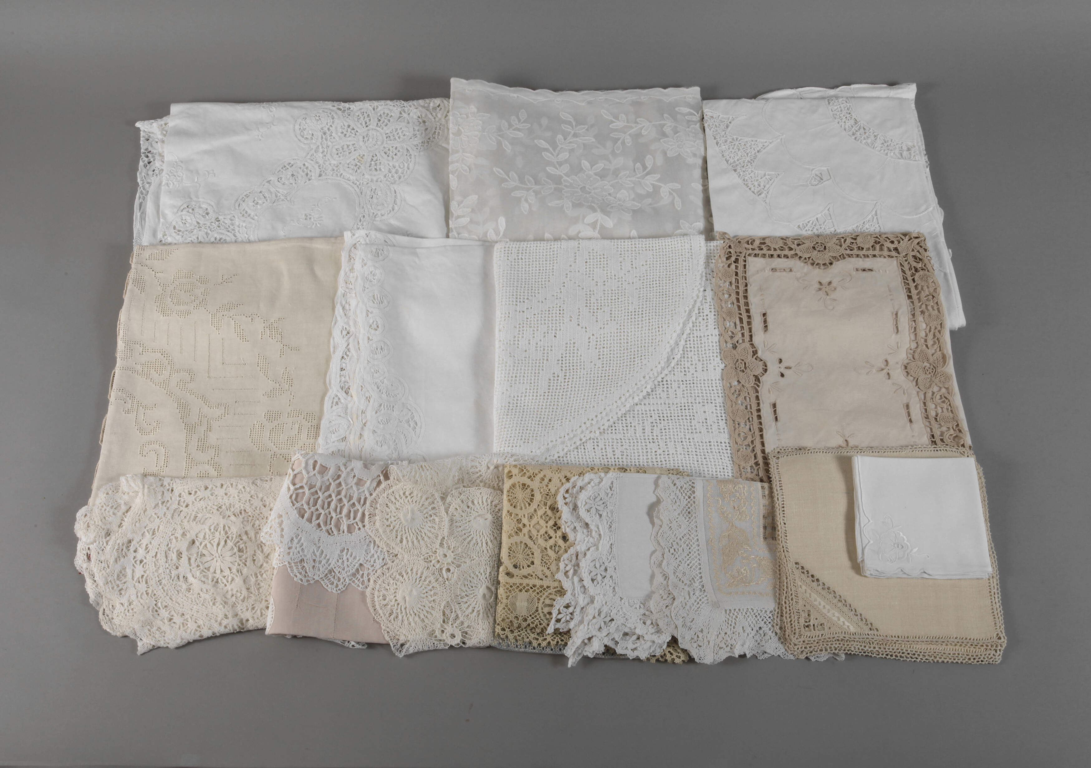 Großes Konvolut Spitzen- und Handarbeitsdecken