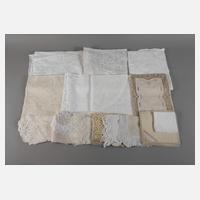 Großes Konvolut Spitzen- und Handarbeitsdecken111