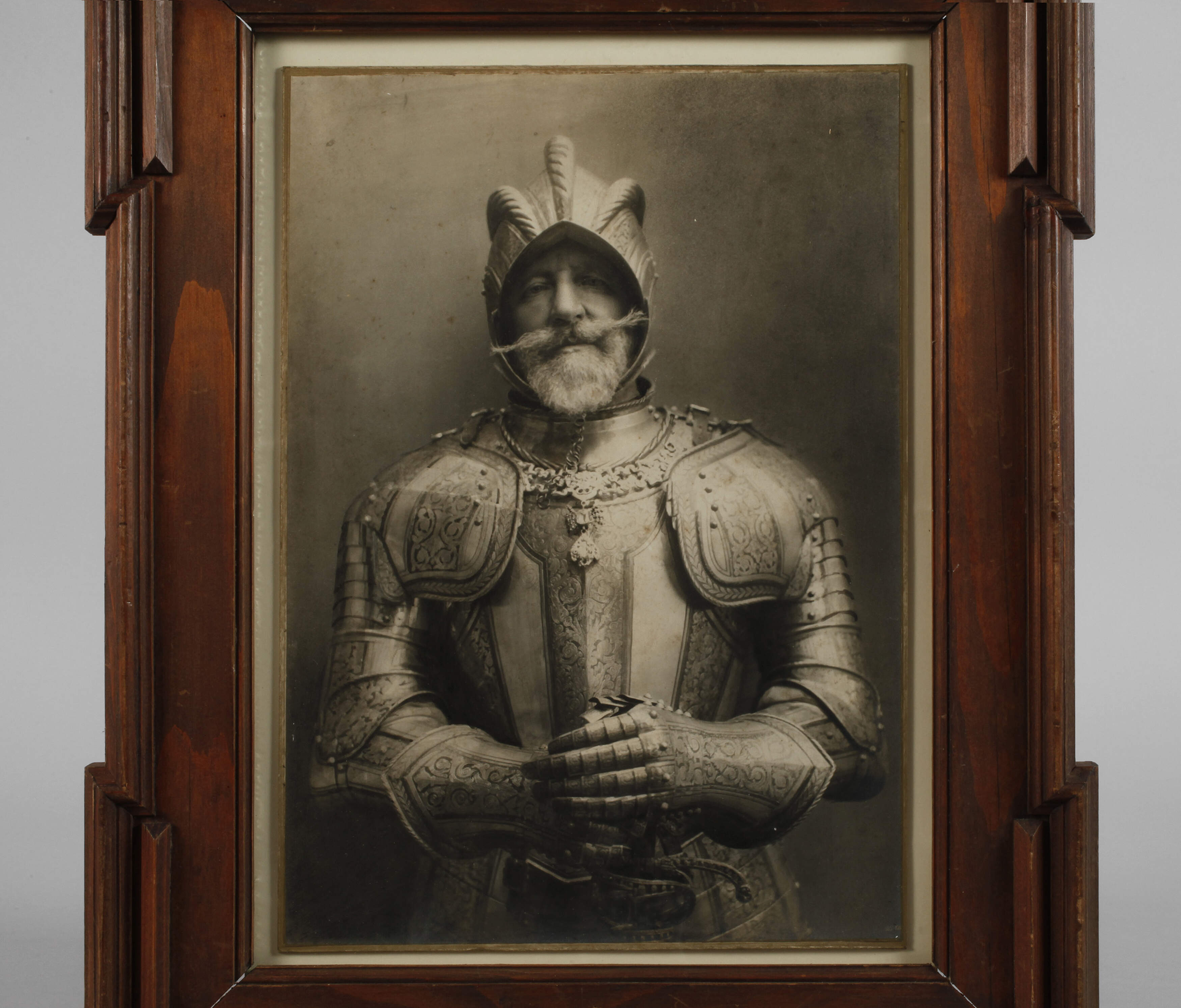 Älterer Herr in Rüstung