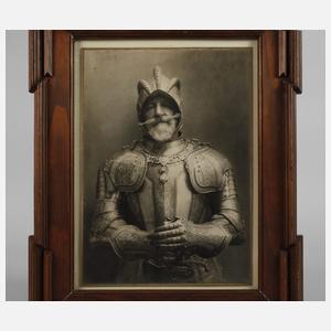 Älterer Herr in Rüstung