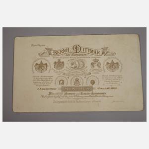 Zwei gerahmte Fotografien