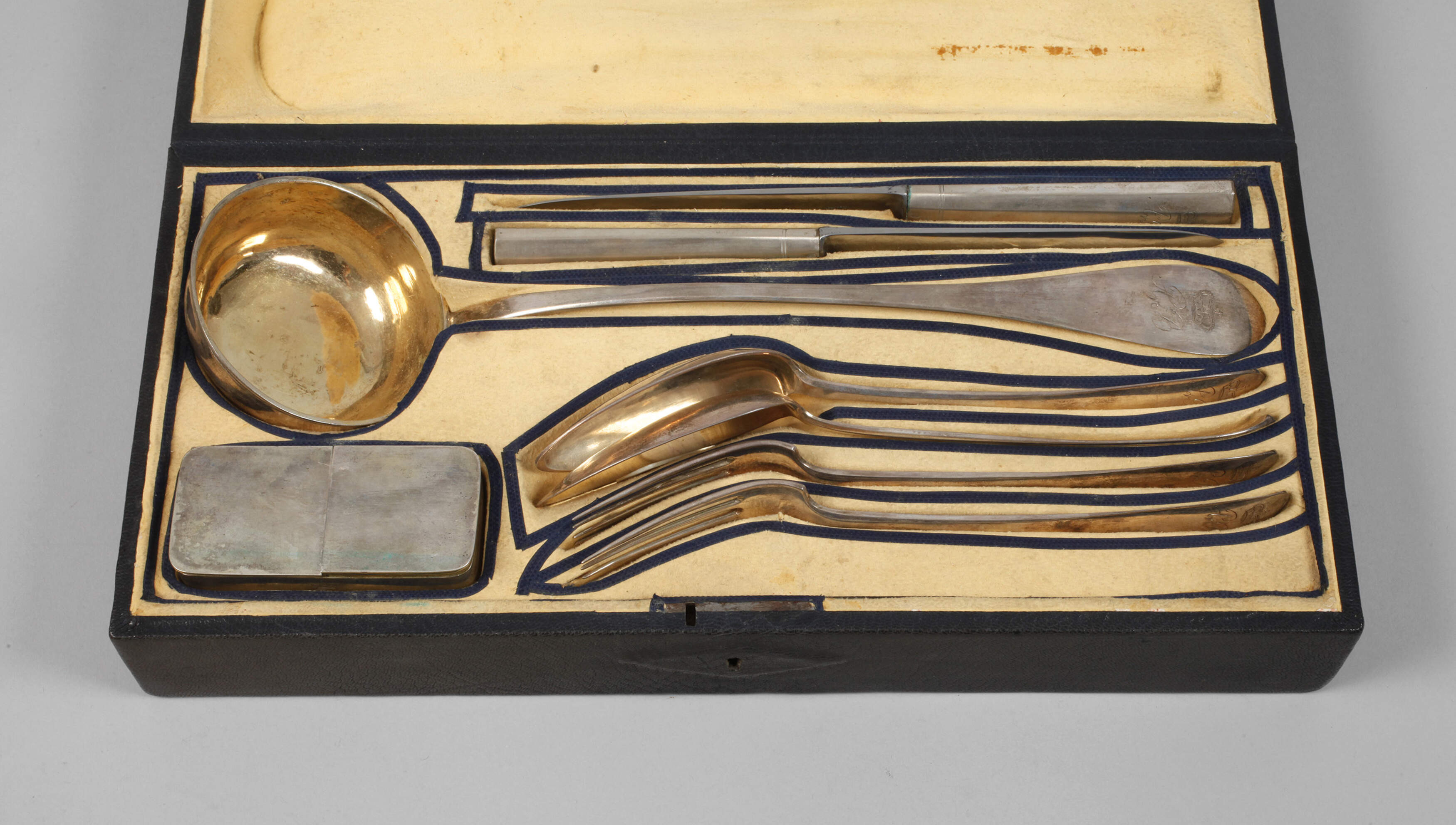 Silbernes Vorlegebesteck aus Adelsbesitz