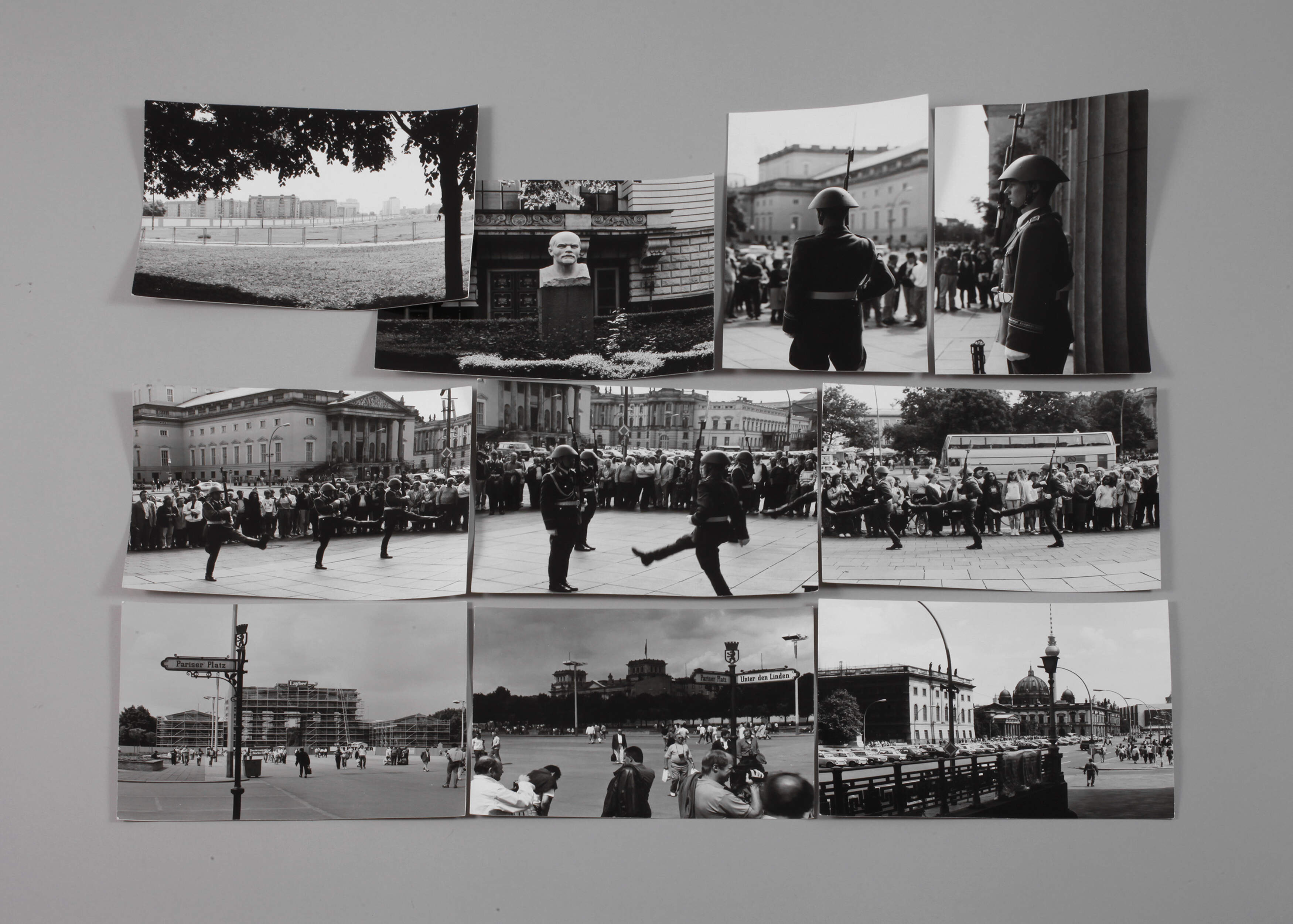 Zehn Fotos Berlin und Wachaufzug Unter den Linden