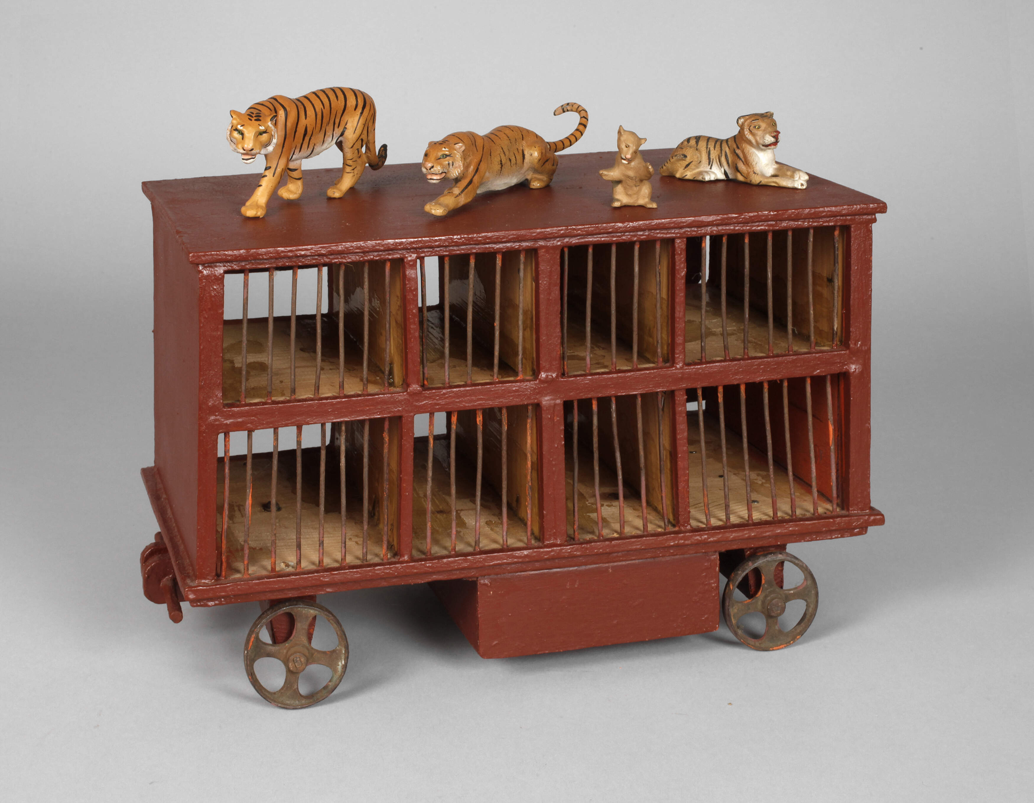 Zirkuswagen mit Massetieren