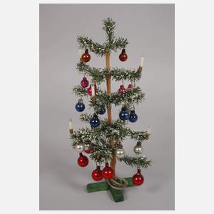 Zwei Christbäumchen mit Glasbehang