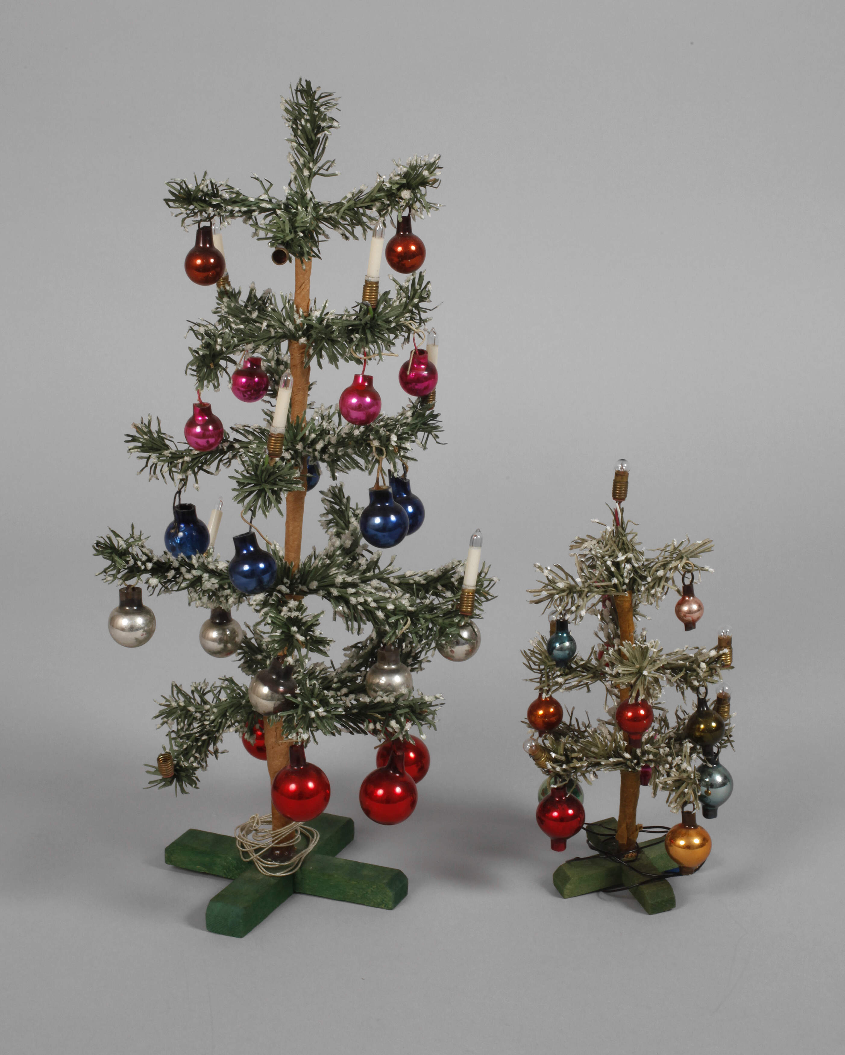 Zwei Christbäumchen mit Glasbehang