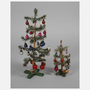 Zwei Christbäumchen mit Glasbehang