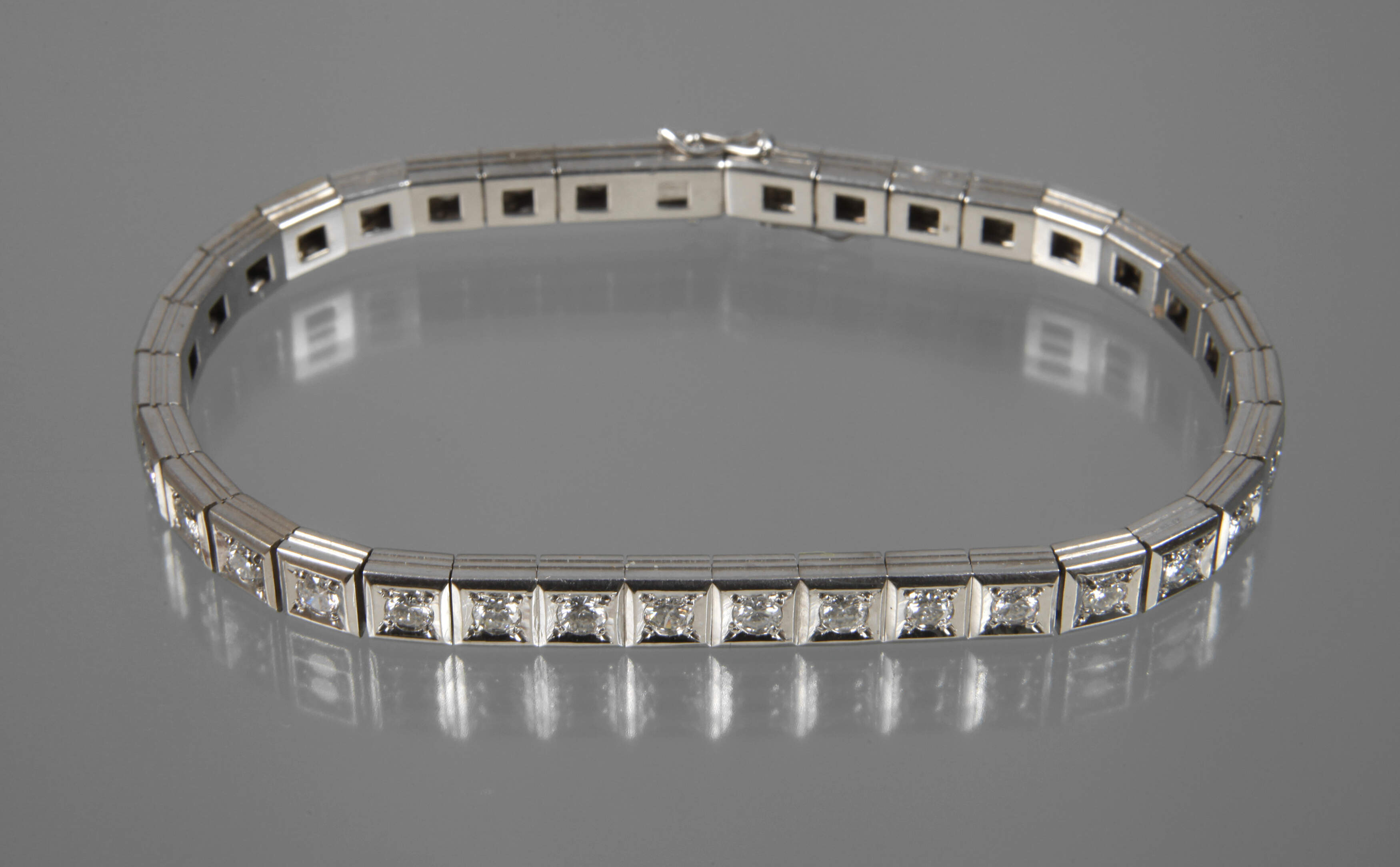Feines Armband mit Brillantbesatz