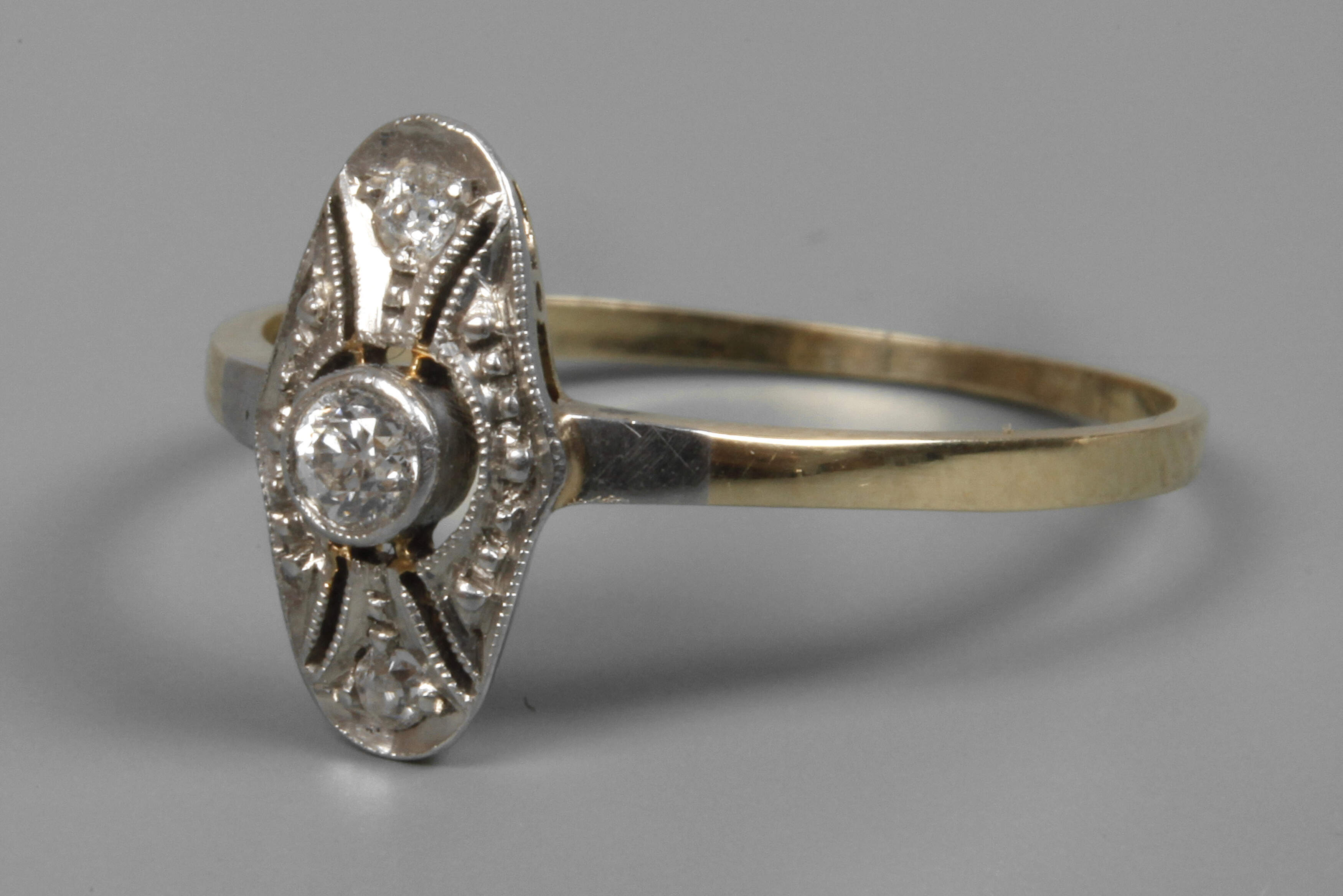 Damenring mit Diamanten